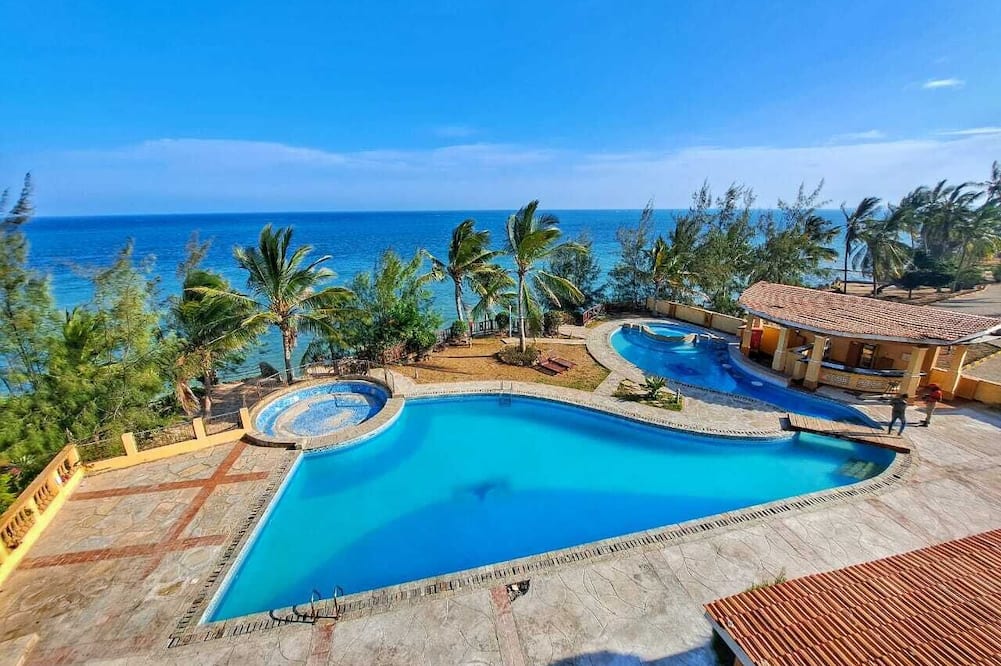 Cool Breeze Beachfront Apartments