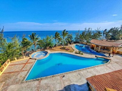 Cool Breeze Beachfront Apartments