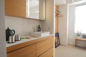 Studio 30 Queen (Non smoking) | Pillowtop beds, laptop workspace, blackout drapes, free WiFi - KABIN Gion (formerly KABIN Minamiza) (Kyoto)