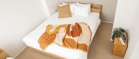 Studio 25 Queen (Non smoking) | Pillow-top beds, laptop workspace, blackout curtains, free WiFi