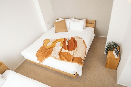 Studio 25 Queen (Non smoking) | Pillowtop beds, laptop workspace, blackout drapes, free WiFi