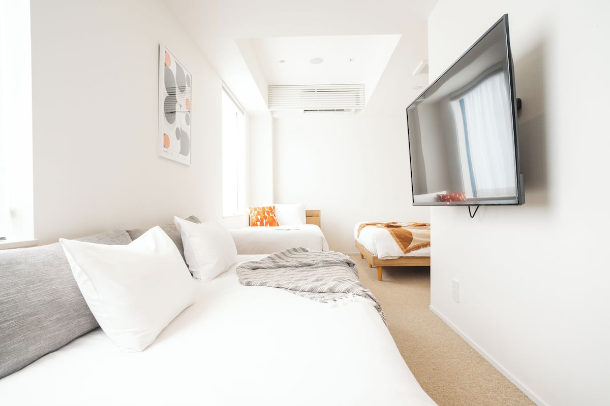 Pillowtop beds, laptop workspace, blackout drapes, WiFi (free)