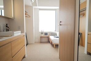 Design-Studio, Mehrere Betten, Nichtraucher (Studio 30) | Pillowtop-Betten, laptopgeeigneter Arbeitsplatz, Verdunkelungsvorhänge