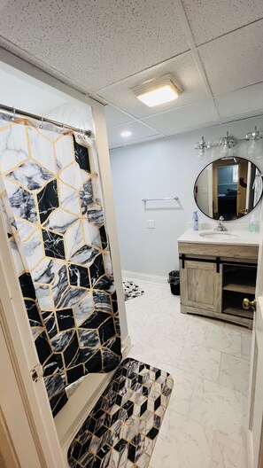 Shower, hair dryer, towels, soap - great home in Waukegan for navy graduate families close distance to navy base!! (Waukegan)
