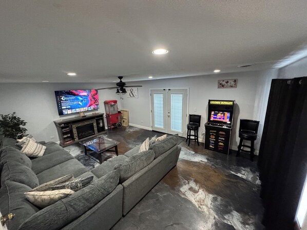 Smart TV, fireplace - great home in Waukegan for navy graduate families close distance to navy base!! (Waukegan)