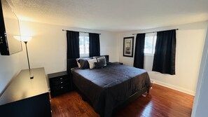 3 bedrooms, iron/ironing board, travel crib, free WiFi - great home in Waukegan for navy graduate families close distance to navy base!! (Waukegan)