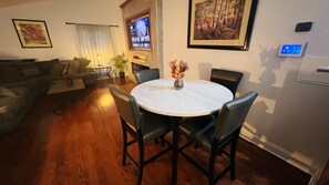Dining - great home in Waukegan for navy graduate families close distance to navy base!! (Waukegan)