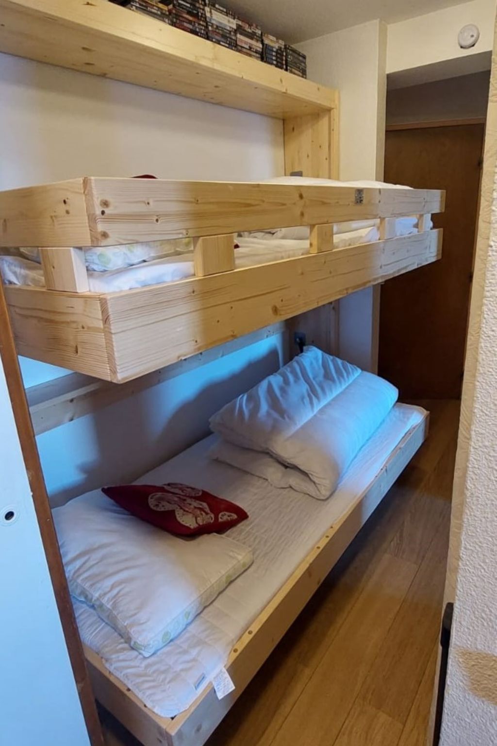 Kerrossänky, jossa on ylätasolla hylly ja alhaalla alataso.