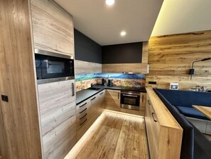 Jääkaappi, mikroaaltouuni, uuni, astianpesukone