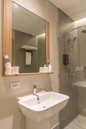 Executive Suite | Bathroom | Free toiletries, slippers - Primeway Suites Cebu (Cebu City)