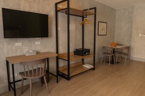 Suite familiar | Caja fuerte, escritorio, cortinas opacas y tabla de planchar con plancha