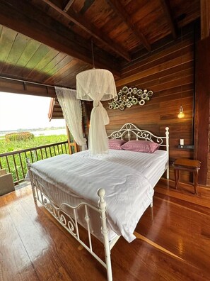 Deluxe Balcony River View | Blendingsgardiner, wi-fi (inkludert) og sengetøy