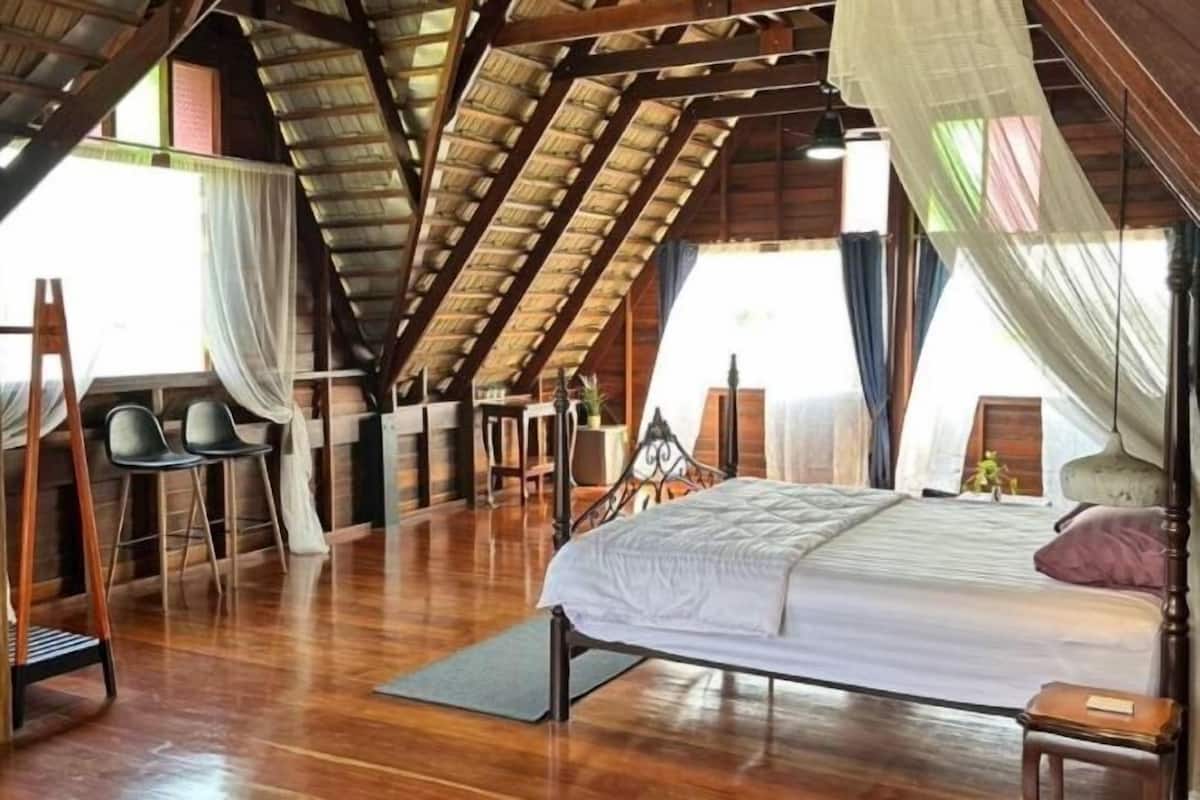 Blackout drapes, free WiFi, bed sheets