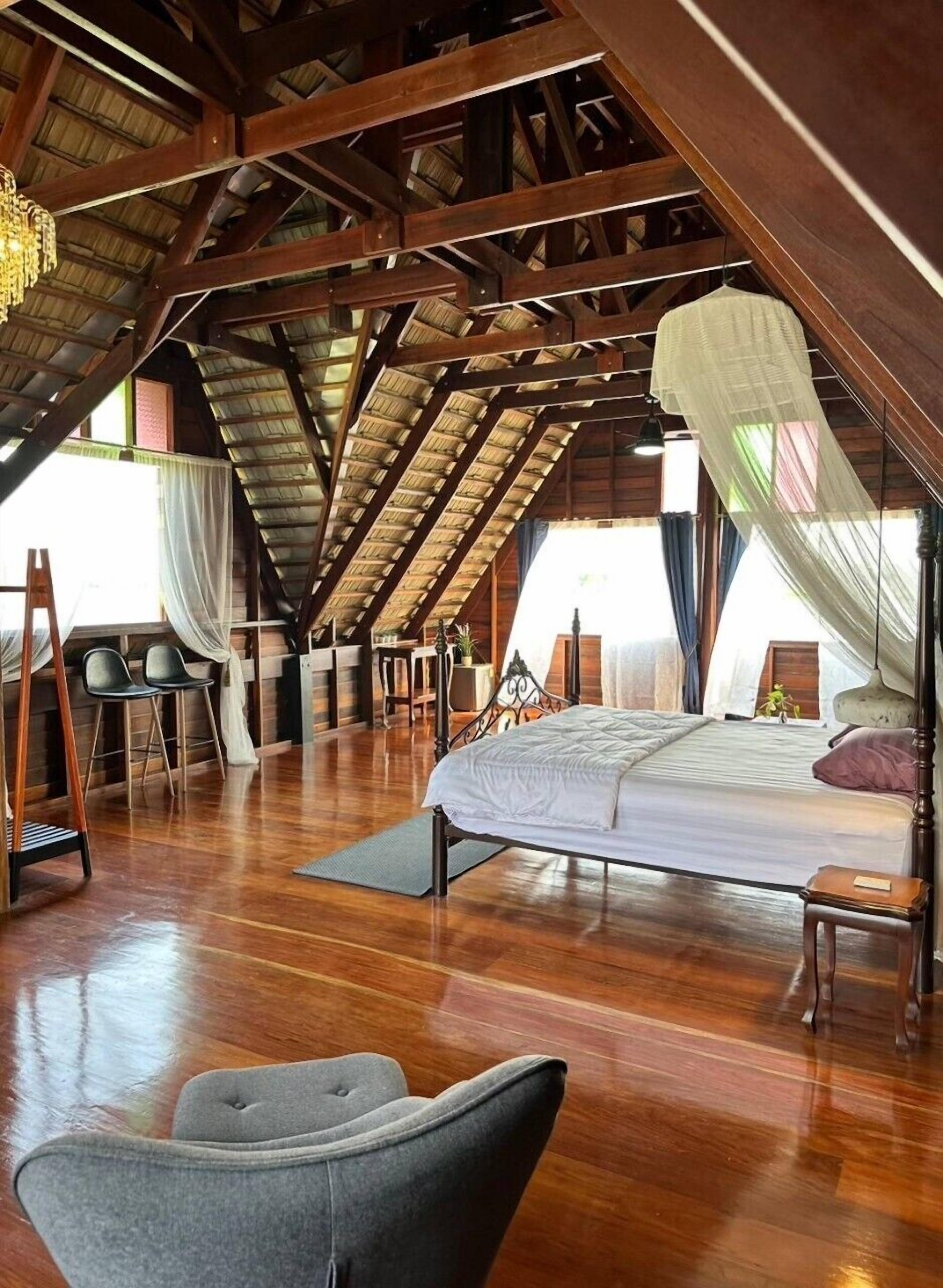 Queen Room | Blackout curtains, free WiFi, bed sheets