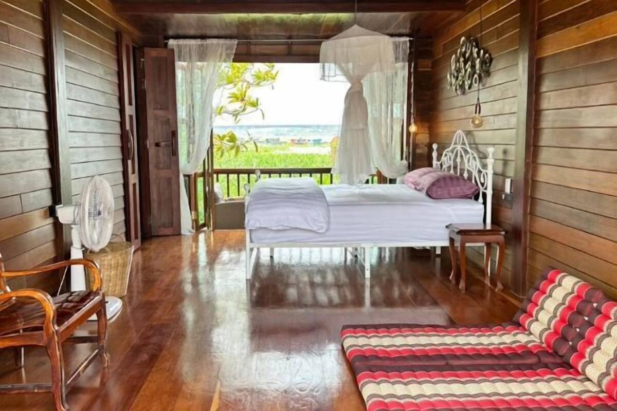 Blackout drapes, free WiFi, bed sheets