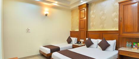 Tremannsrom – comfort | Oppholdsområde | En 32-tommers LED-TV med kabel-kanaler samt peis