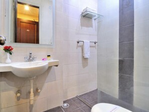 Ducha, artículos de tocador gratuitos, toallas, jabón