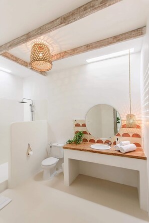 Dusch, hårtork, bidé och handdukar