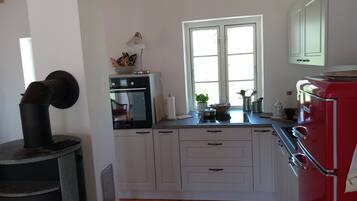 JÀÀkaappi, liesi, astianpesukone, vedenkeitin