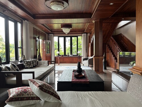 Villa Luang Prabang, entire place w/Garden, ideal for Groups/Families up to 8Pax