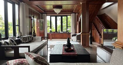 Villa Luang Prabang, entire place w/Garden, ideal for Groups/Families up to 8Pax