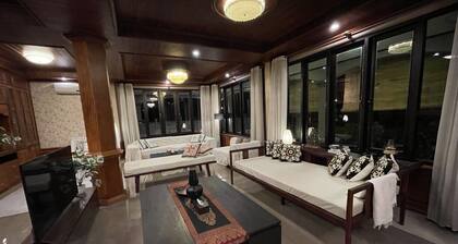 Villa Luang Prabang, entire place w/Garden, ideal for Groups/Families up to 8Pax