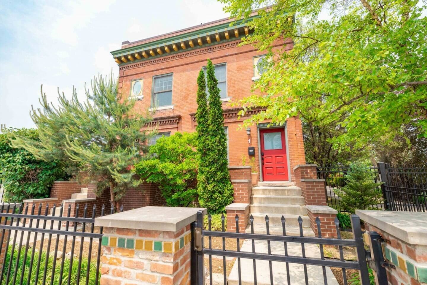 Charming Lower-Level Flat, Walk to Sports Stadiums