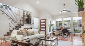 Smart TV, chimenea, libros, estéreo