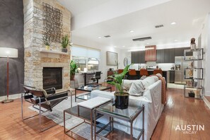 Interior - Stylish Retreat + Outdoor Oasis in Heart of Austin (Austin)