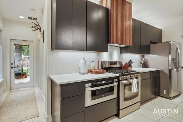 Refrigerador, microondas, horno, placa de cocina