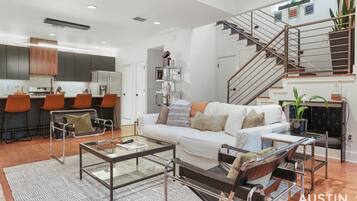 Smart TV, fireplace, books, stereo