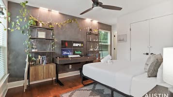 3 bedrooms, desk, iron/ironing board, free WiFi
