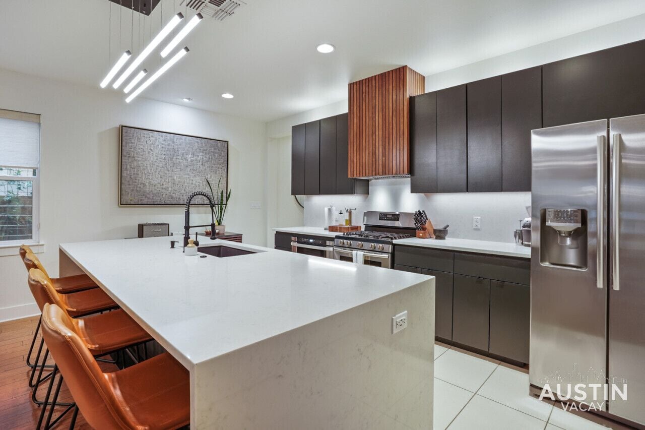 冷蔵庫、電子レンジ、オーブン、コンロ