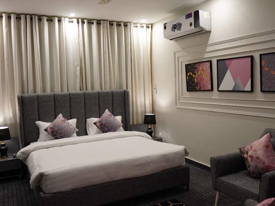 Executive Suite | 1 bedroom, premium bedding, minibar, free WiFi
