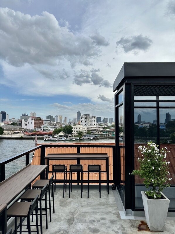 Rooftop terrace - PIER 808 Hostel (Bangkok)