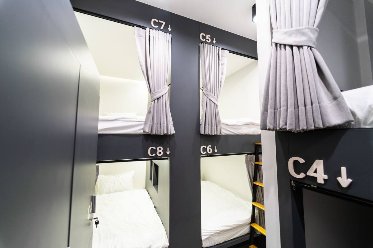 Habitación con literas, camas señalizadas C7, C5, C6 y C4.
