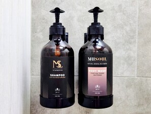 To flasker shampoo og showergel med pumpe, begge mærket 'Musoul' og 'pH 5,5'.