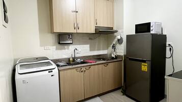 Fridge, microwave, stovetop, dishwasher