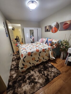 2 bedrooms, iron/ironing board, WiFi, bed sheets