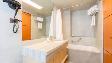 Deluxe-Doppelzimmer, 1 Queen-Bett | Badezimmer | Duschwanne, Regendusche, Haartrockner, Hausschuhe