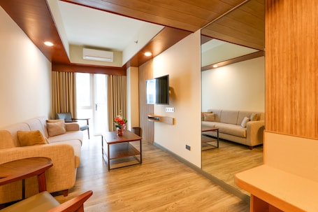 Executive Suite | 1 bedroom, desk, laptop workspace, free WiFi
