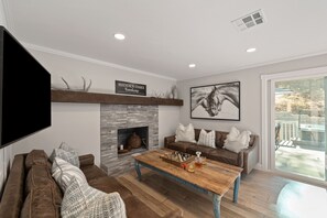 Smart TV, chimenea y oficina 