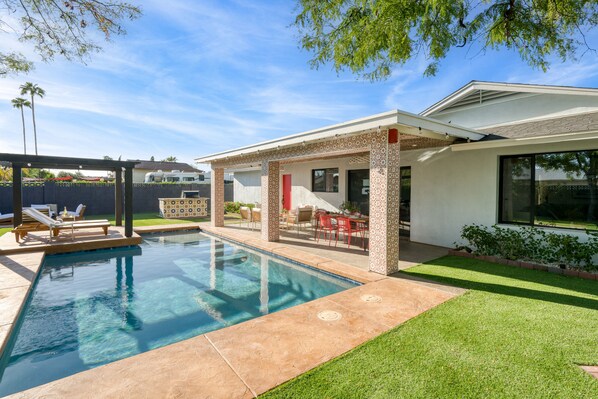 A modern house with a swimming pool, patio furniture, and a covered outdoor seating area. - Element by AvantStay | Pool, Firepit, Game Room (Scottsdale)