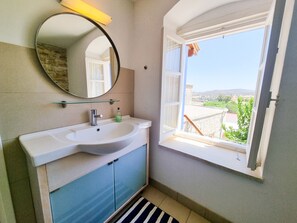 傳統公寓 | 浴室 | 毛巾、衛生紙