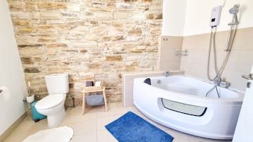 Traditional Apartment | Bathroom | Towels, toilet paper