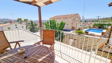 Traditional Apartment | Terrace/patio