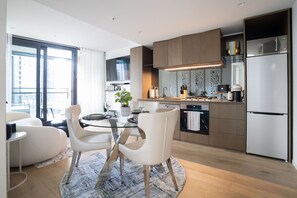 Fridge, microwave, stovetop, dishwasher - The Cosmopolitan Crown + Parking & VIP Amenities (Southbank)