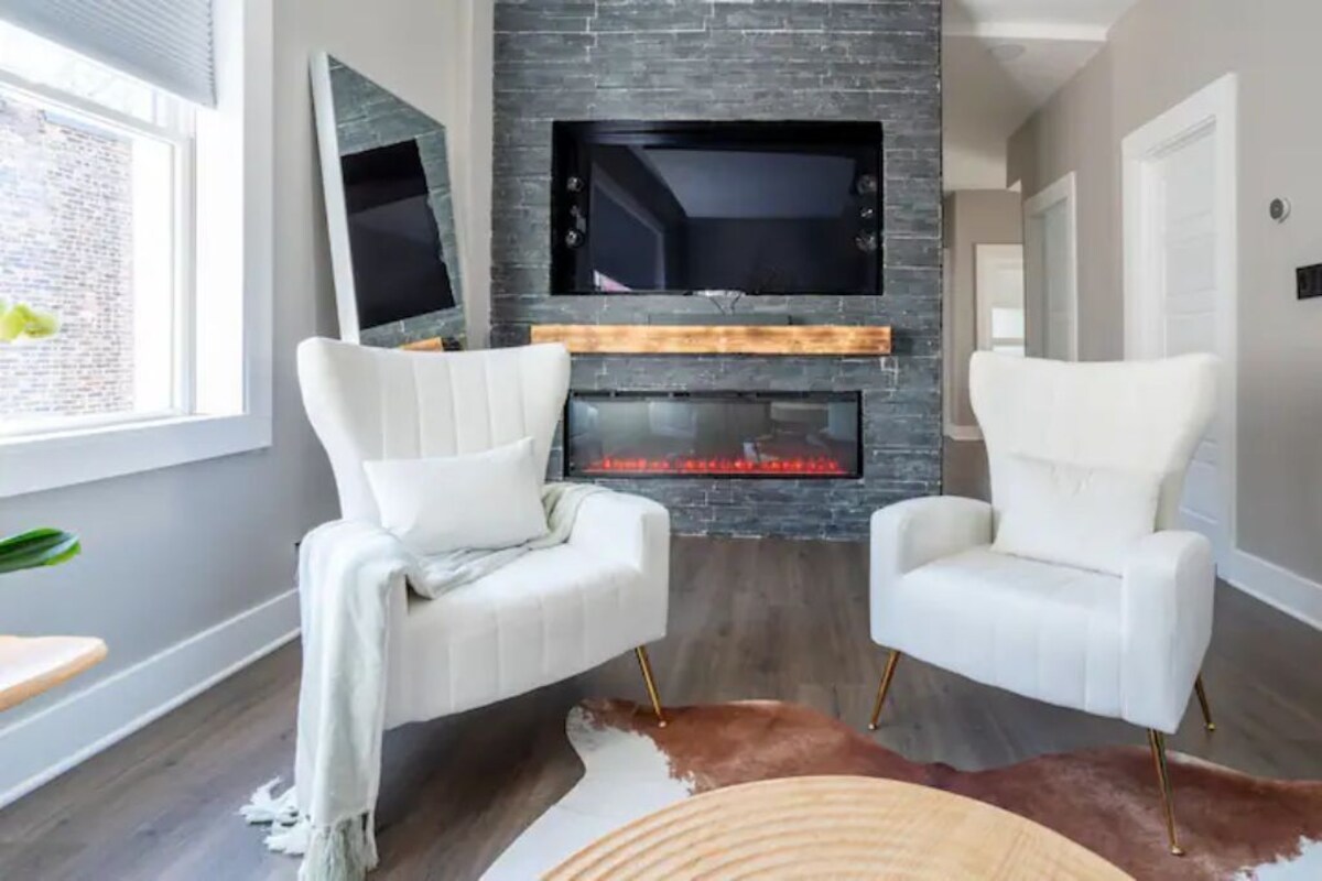 -Lovely 5BD/3BR/3Parking on premises/Sleeps 14 guests/Andersonville