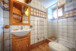 Comfort Room | Bathroom | Shower, towels, soap, shampoo - L'Etape (Les Contamines-Montjoie)