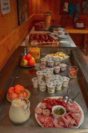 Free daily continental breakfast  - L'Etape (Les Contamines-Montjoie)